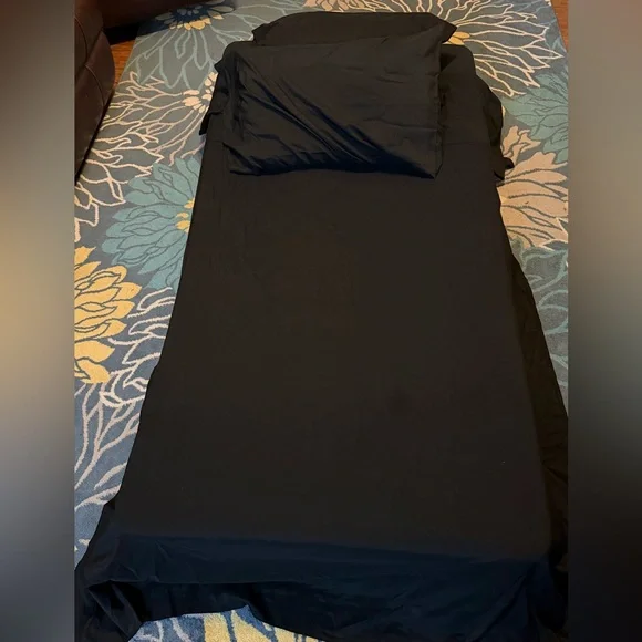 TWIN SIZE BLACK SHEET SET 2 PILLOWCASES NO STAINS OR FLAWS STORED IN CLOSET 🥱😴🛌 - Picture 7 of 9